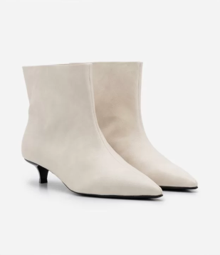 Bota Cano Médio Em PU Com Salto Kitten Heel Off White