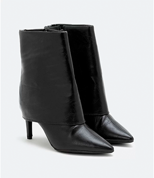 Bota Cano Médio Dobrado com Bico e Salto Fino Preto