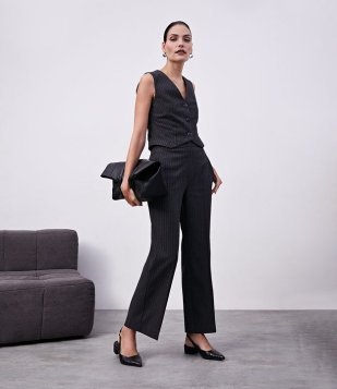 Calça Cenoura Com Estampa Risca De Giz Cinza