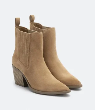 Bota em Couro com Cano Medio e Bico Fino Marrom 