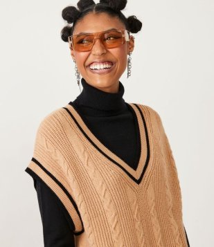 Colete Alongado Em Tricô Texturizado Com Gola E Cavas Cotrastantes Marrom