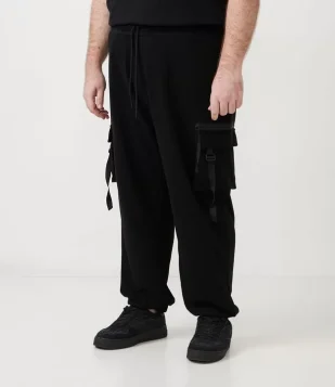 Calça Jogger em Moletom com Bolsos Cargo Preto 