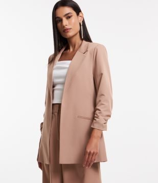 Blazer Alfaiataria Alongado em Crepe com Franzidos nos Punhos Marrom Leve