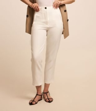 Calça Cenoura Alfaiatada com Botão Decorado no Cós Branco Neve