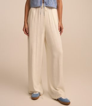 Calça Fluída em Viscose e Linho com Amarração no Cós Off White