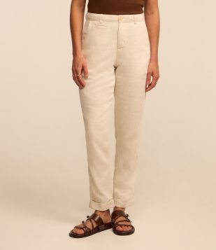 Calça Reta Alfaiatada em Sarja com Bolsos e Barra Dobrada Bege