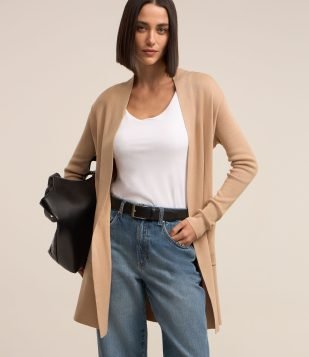 Cardigan Alongado em Tricô com Bolsos Bege