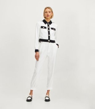 Calça Cenoura Em Crepe Com Botão Contrastante Branco Neve