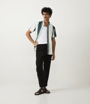 Calça Slim Cropped Em Viscose Com Elástico No Cós E Pregas Frontais Preto