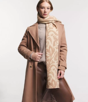 Cachecol Em Chenille Com Estampa Arabescos Bege