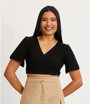 Blusa Cropped Em Tricô Texturizado Com Decote V Transpassado Preto