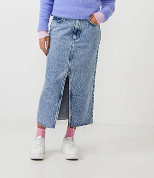 Saia Midi Em Jeans Com Bolsos E Fenda Central Azul