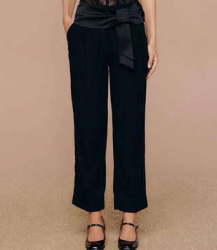 Calça Cenoura Em Crepe Com Cós Acetinado Preto