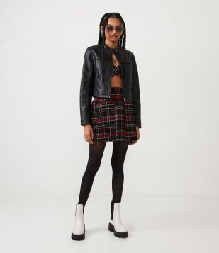 Saia Curta Plissada Com Estampa Xadrez Preto