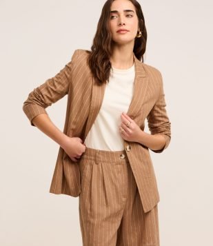 Blazer Longo em Viscolinho Listrado com Riscas de Giz Marrom