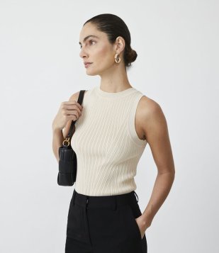 Blusa Canelada Em Tricô Com Golinha Bege Rosado