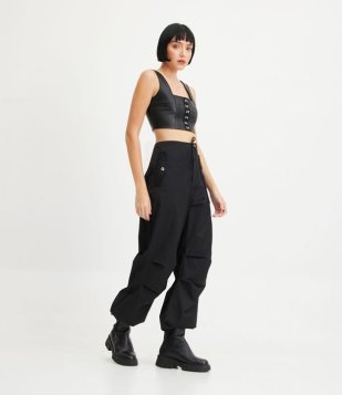 Calça Parachute Alfaiataria Com Recortes Nos Joelhos Preto