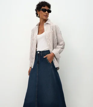 Saia Midi Evasê em Jeans com Recorte no Viés Azul Escuro
