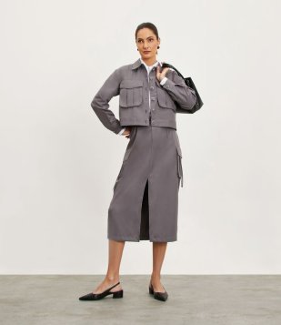 Saia Midi Reta Em Alfaiataria Listrada E Bolsos Cargo Cinza