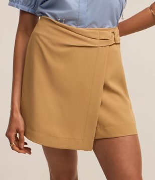 Short Saia em Alfaiataria Fivela na Lateral Bege