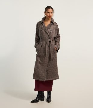 Trench Coat em PU Manchadinho com Faixa para Amarração Marrom