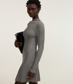 Vestido Evasê Curto em Tricô Canelado com Gola Alta Cinza