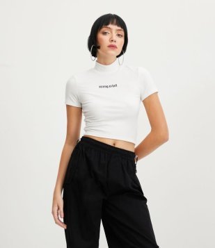 Blusa Cropped Em Meia Malha Canelada E Lettering Strong As Hell Branco Neve