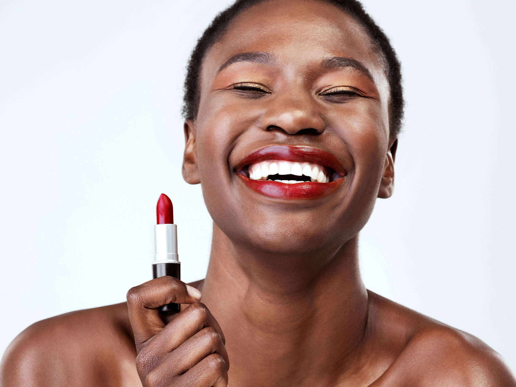 Imagem com uma mulher ilustrando como passar batom bastão 