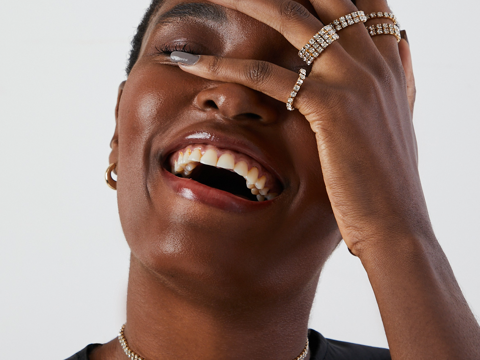 Imagem com uma mulher ilustrando como passar gloss labia 