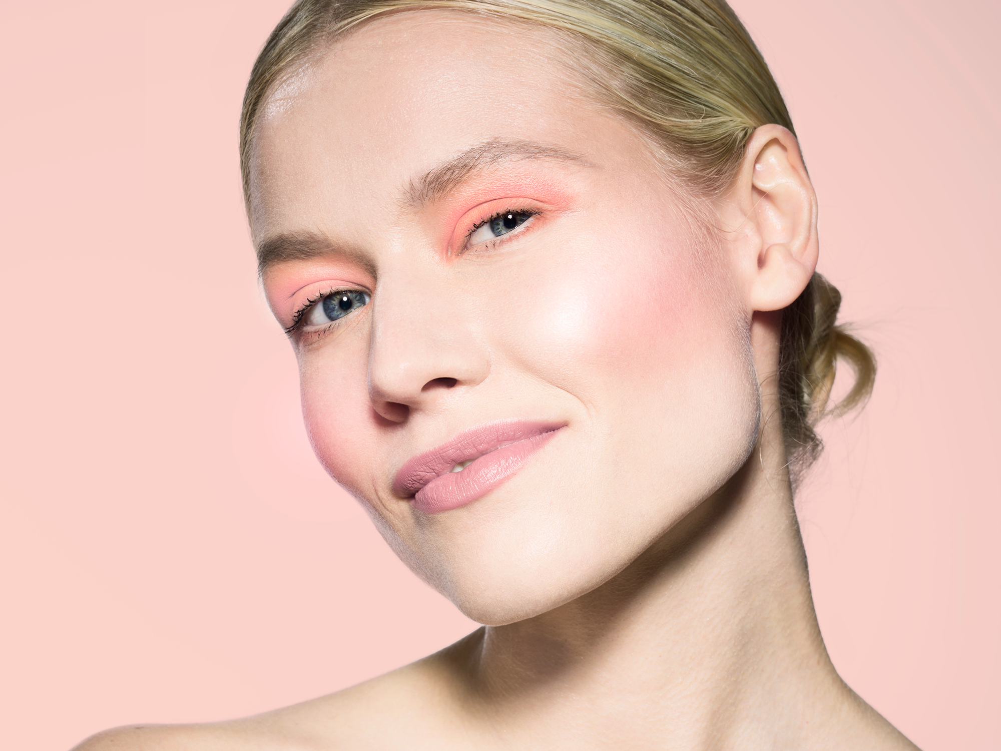 Mulher usando maquiagem estilo anos 2000