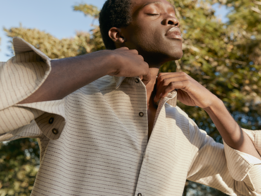 homem de olhos fechados na campanha somos re moda responsável da renner