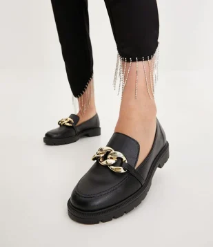 Sapato Loafer Com Detalhe Em Corrente Preto