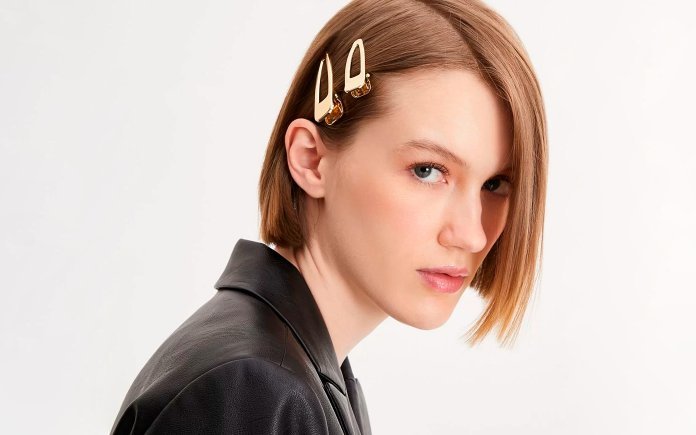 Revival na cabeça: a volta dos acessórios anos 2000