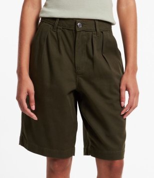 Bermuda Alfaiatada Em Sarja Com Pregas Verde Militar