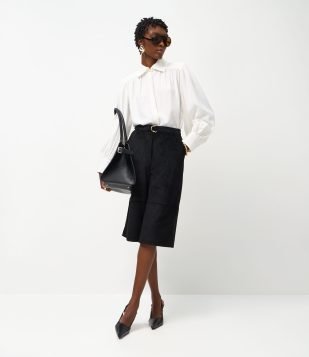 Bermuda Alongada em Suede com Cinto Faixa Preto