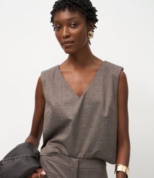 Blusa Em Ponto Roma com Ombreiras e Estampa Xadrez Cinza