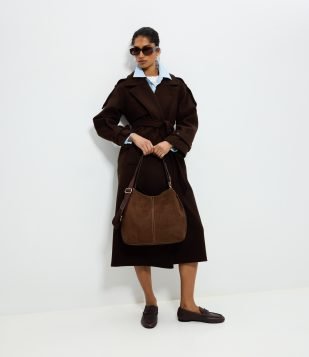 Bolsa Hobo Grande em Suede com Alça Longa Removível Marrom