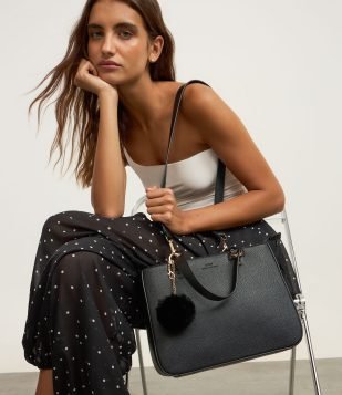 Bolsa Transversal Satchel com Alça de Mão com Pompom Preto