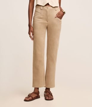 Calça Boho Reta Cintura Alta em Suede com Recortes nos Bolsos Bege