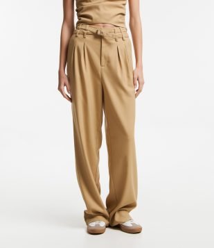 Calça Reta em Alfaiataria com Cinto Cruzado Bege