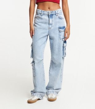 Calça Reta em Jeans com Bolsos Cargo e Meia Argola em Metal Azul Claro