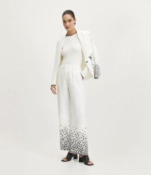Calça Wide Leg Com Estampa Animal Print Na Barra Branco Neve