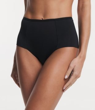 Calcinha Alta em Poliamida com Lateral Larga e Recortes Triumph Preto