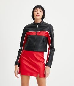 JAQUETA EM MATERIAL SINTÉTICO COM VIÉS CONTRASTANTE E BLOCO DE COR