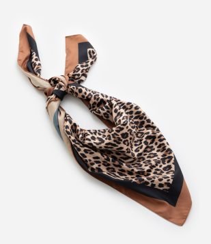 Lenço Quadrado em Cetim com Estampa Animal Print Onça Marrom