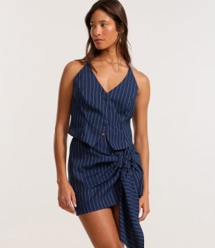 Saia Curta Alfaiatada com Risca de Giz e Laço Azul