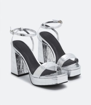 Sandália Meia Pata Metalizada Com Textura Croco Prata