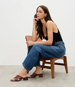 Sandália Mule em Couro com Tiras Cruzadas e Dedeira Marrom Escuro