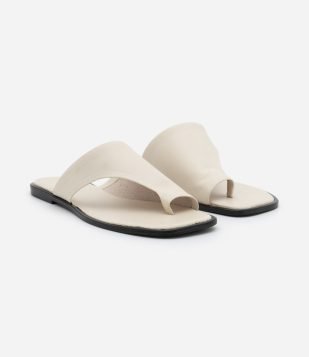 Sandália Rasteirinha Mule em Couro com Cabedal Largo Off White