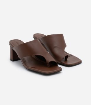 Sandália em Couro com Salto Bloco e Cabedal Diferenciado Marrom